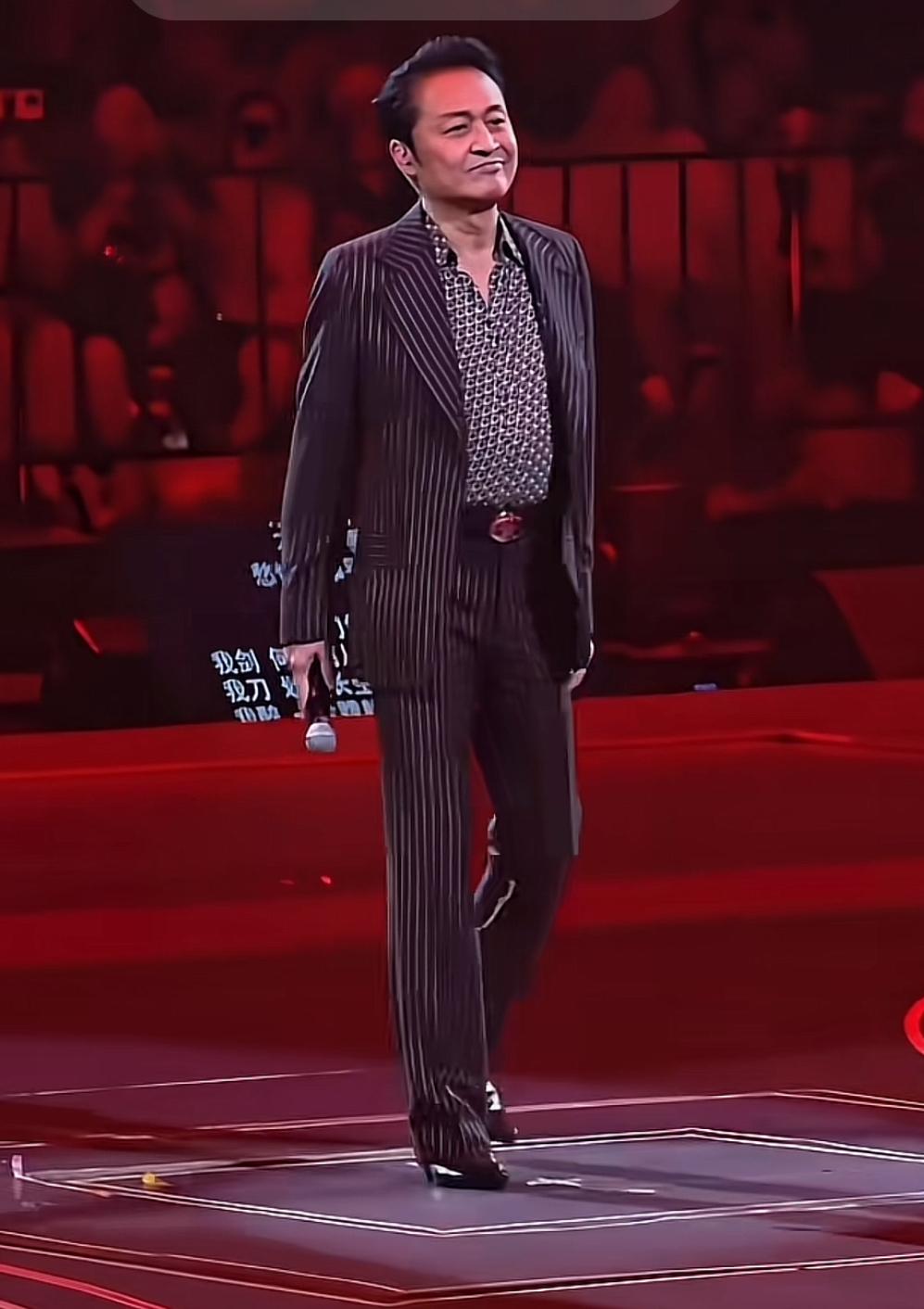 63岁的马景涛到处走穴演出挣钱，

有网友觉得，人老了做什么都显得心酸。

三伏