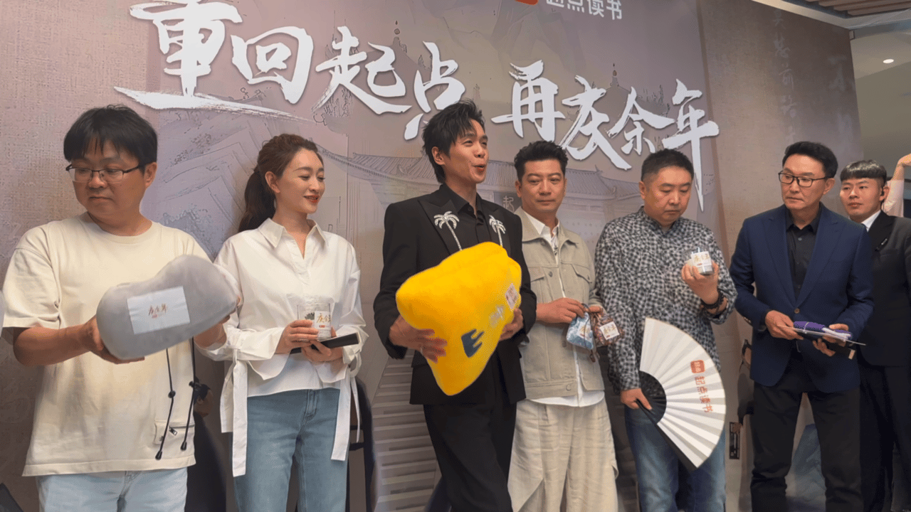 #张若昀腰不累吗# 看着张若昀送出的靠山抱枕，我感受到了他满满的关怀，不仅心不累