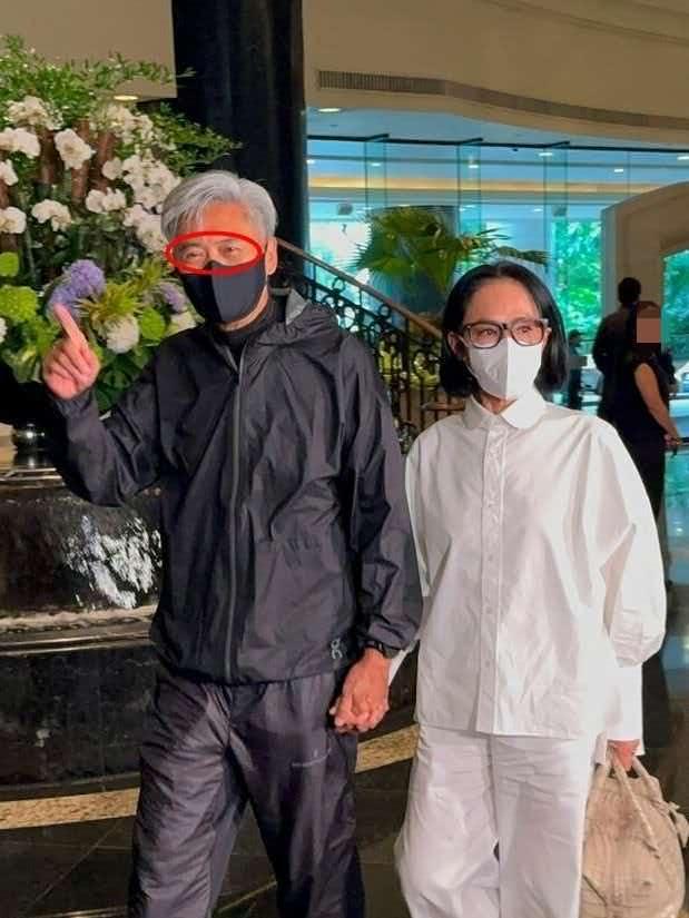 终于搞懂了，
周润发为什么会在施南生追思会上笑，
不是他不难过，而是因为这是施南