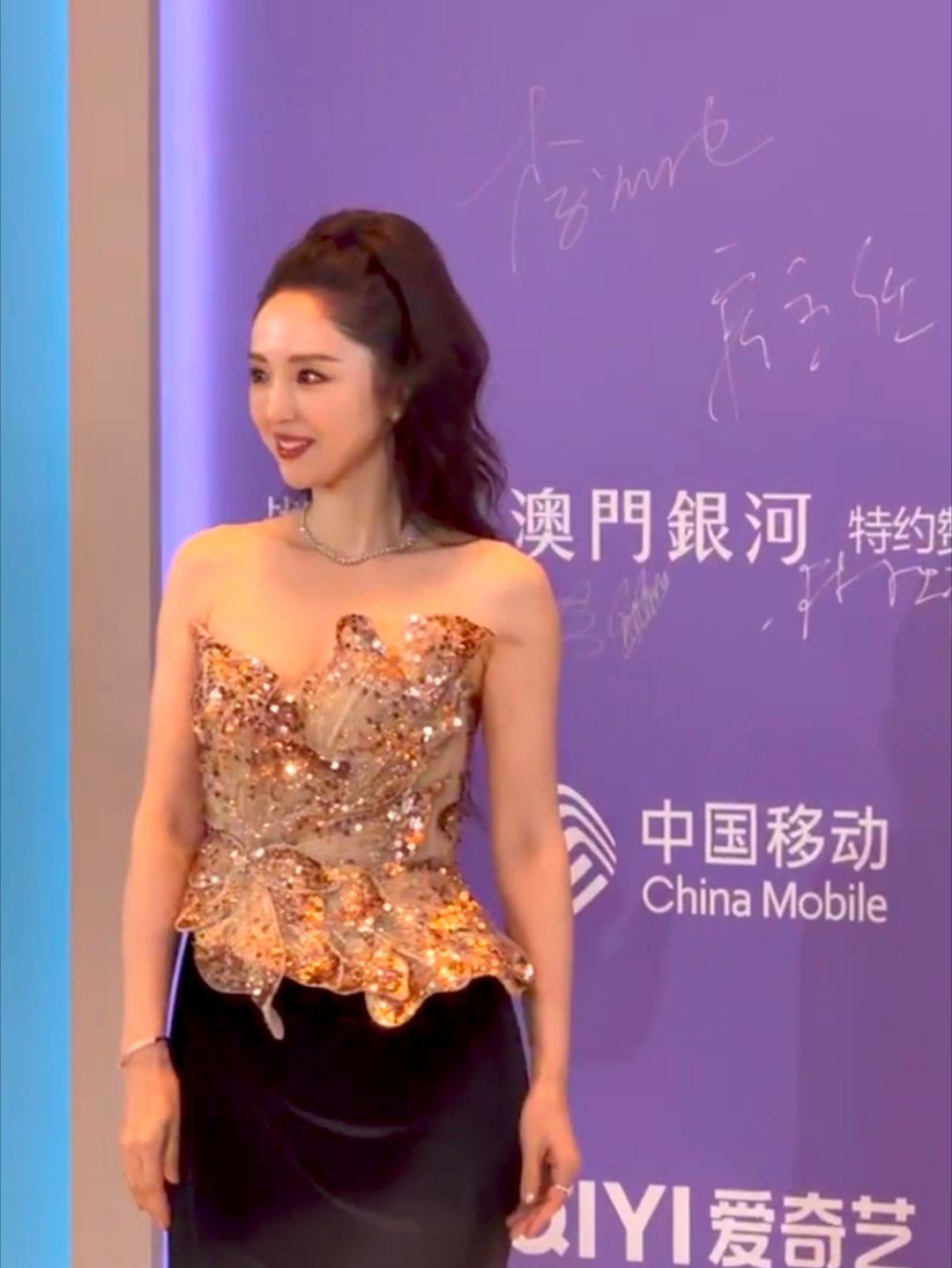 董璇今晚的红毯状态堪称惊艳！大气与温柔完美结合。这不仅是保养得当，更是岁月沉淀后