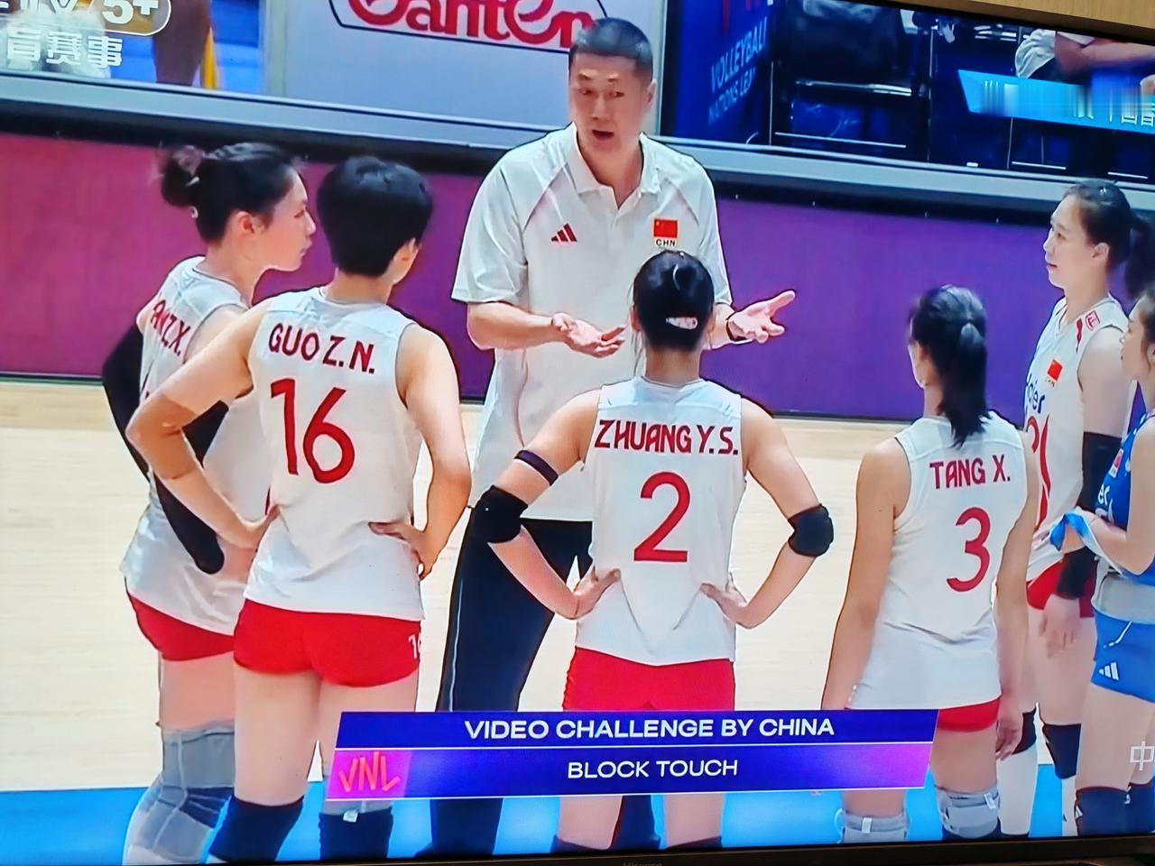 世界女排联赛香港站的比赛，中国女排对阵加拿大女排，中国女排25：19，17：25