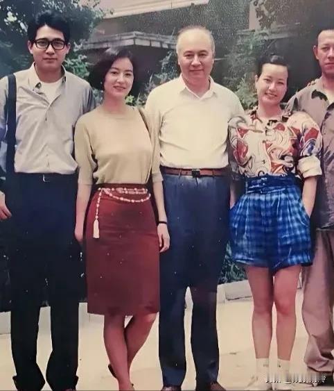 刘晓庆年轻时在巴黎和《巴黎时报》的总编聊天，总监对她说，“你们中国已经这么多人了