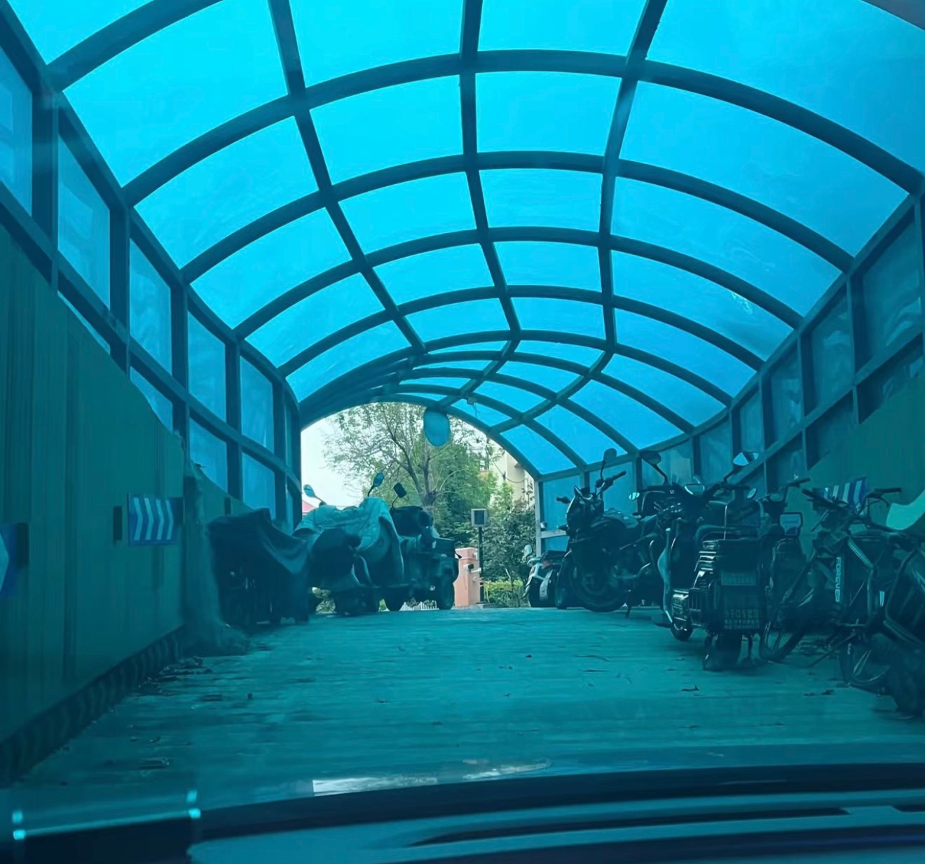 你终于从昏暗的地库开了上来，然后你发现了这个。 