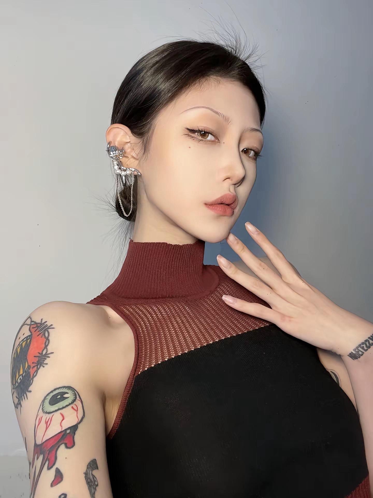 “智蛙 疯树 不绝 隐喻 怪想 多累”
