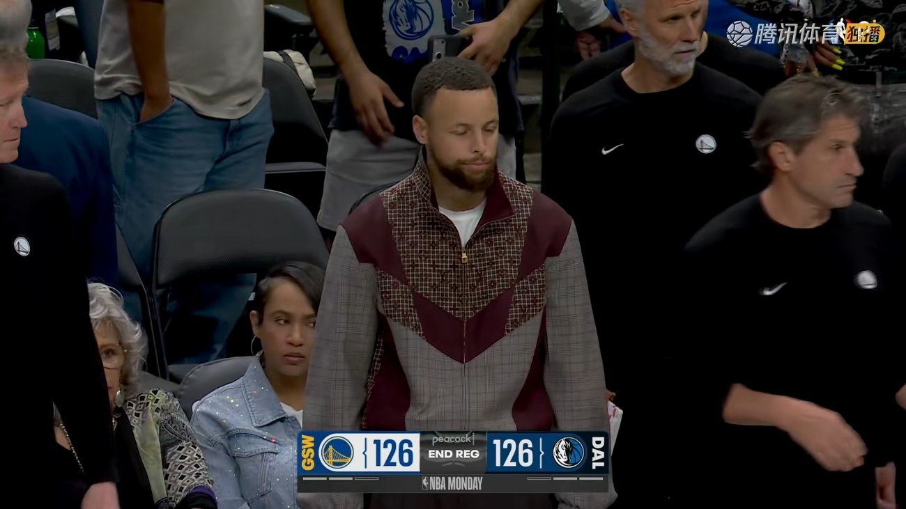 小佩顿空接被破坏！独行侠与勇士战至加时。勇士vs独行侠