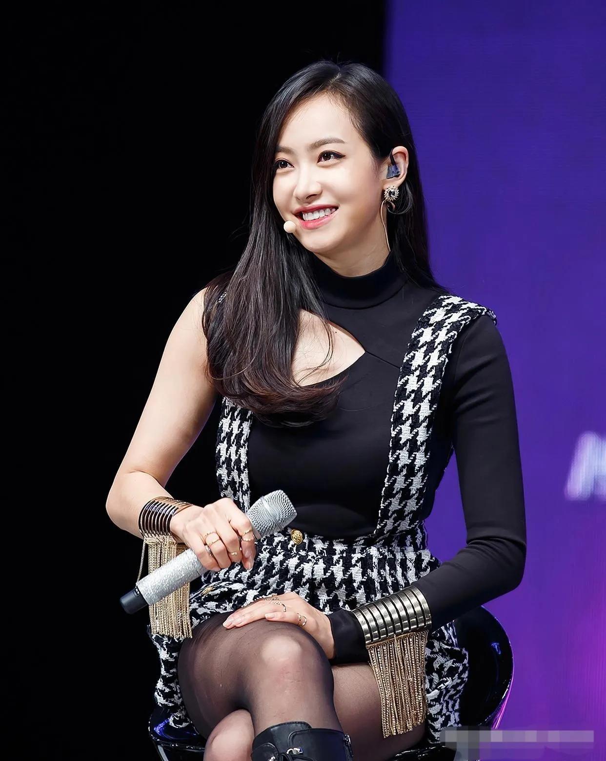宋茜身材高挑，长相甜美，颜值无可挑剔。今年已经37岁的她，依然青春有活力，变得更
