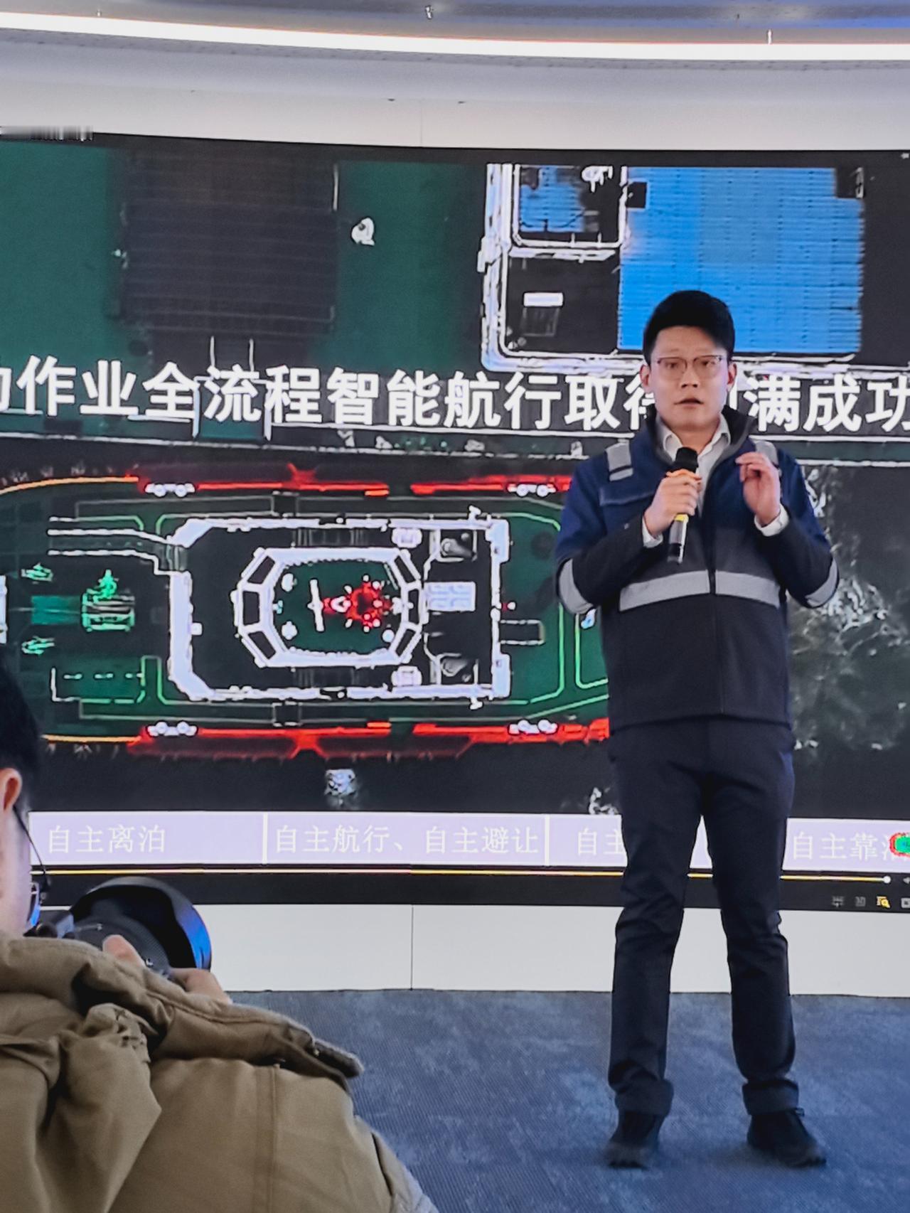 拖轮辅助作业全流程自主航行，最简单地说就是在天津港的海湾里实施轮船自动驾驶——但
