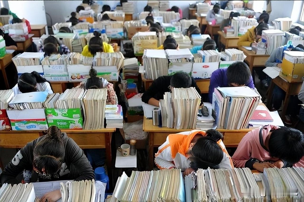 张桂梅的事再一次印证了教育不能让普通人做自己

这边厢，张桂梅举着喇叭喊了快20