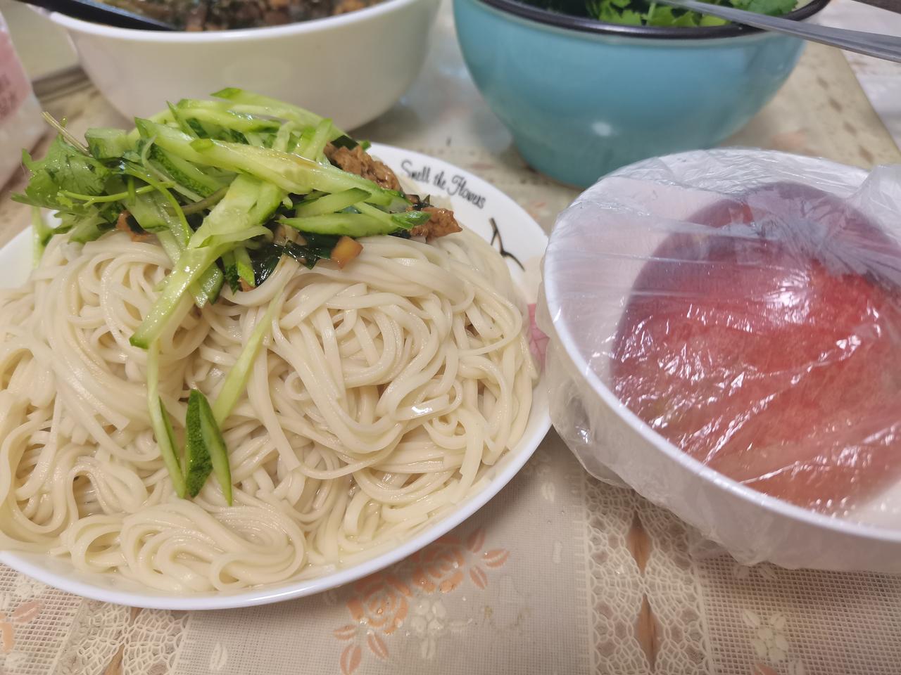 这算是我今天的第二顿餐。

下午和晚上合并。

带狗子小六洗完澡后回家，有些累，