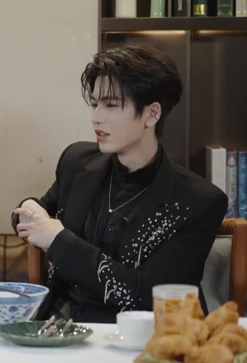 张凌赫闪钻流苏黑西装造型 张凌赫录制开推就一个要求 张凌赫闪钻流苏黑西装造型，酷