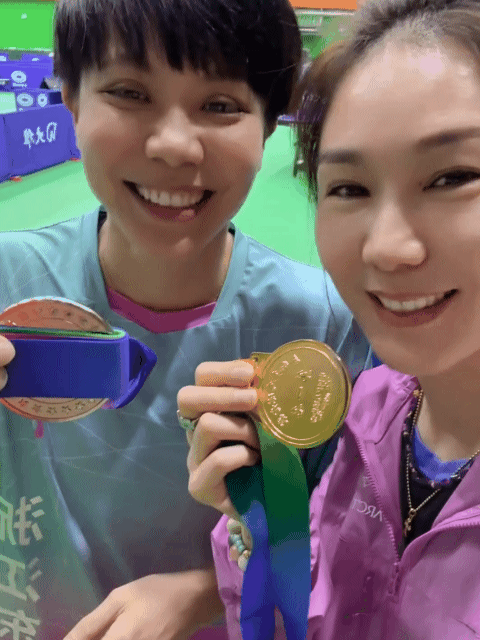 郑怡静和单晓娜甲B颁奖仪式后的合影🤳 ​​​