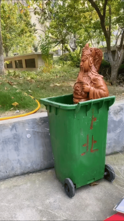关二爷，你咋混到垃圾桶里了？