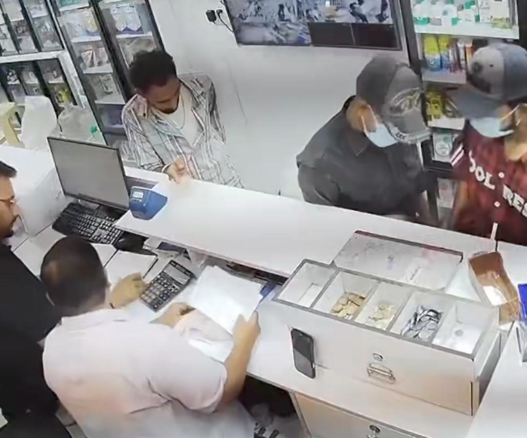 太可怕了，没想到印度又发生枪杀案了！
近日，在印度一家药店，两名嫌疑人戴着口罩，