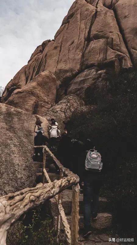 春日生活打卡季今日约了好几个朋友爬山，刚走到山脚下，老天不争气，下起了蒙蒙大雨，