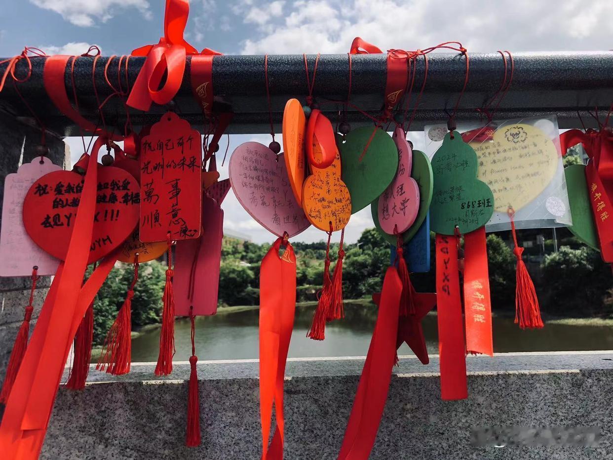 高考加油助威，满是新创意！
内蒙古赤峰市某中学高考誓师大会上，老师们策马扬鞭，举