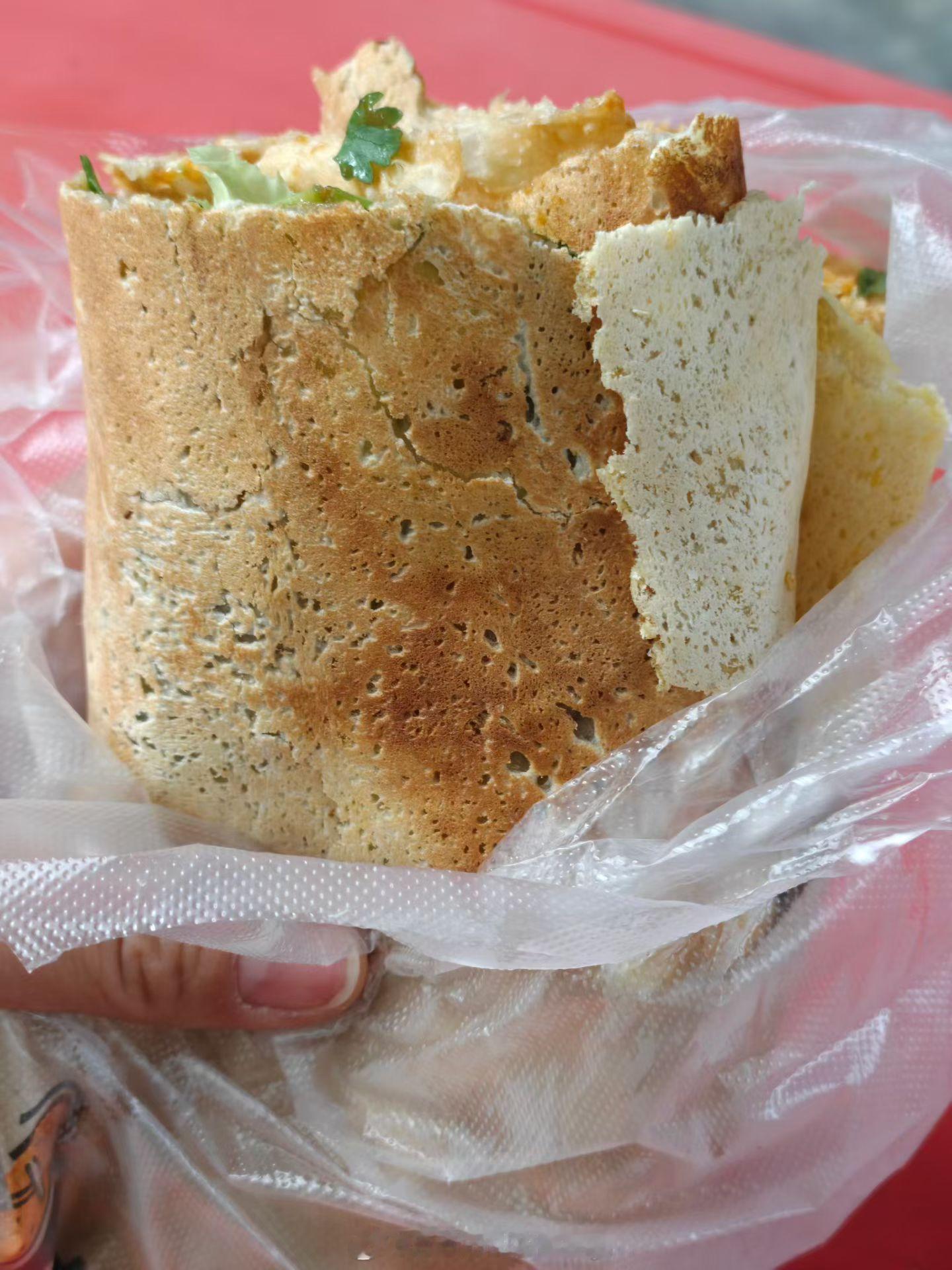 甜甜圈的吃喝日记我的美食日记现摊的杂粮煎饼，饼皮带着微微焦香，薄脆层层酥脆，裹满