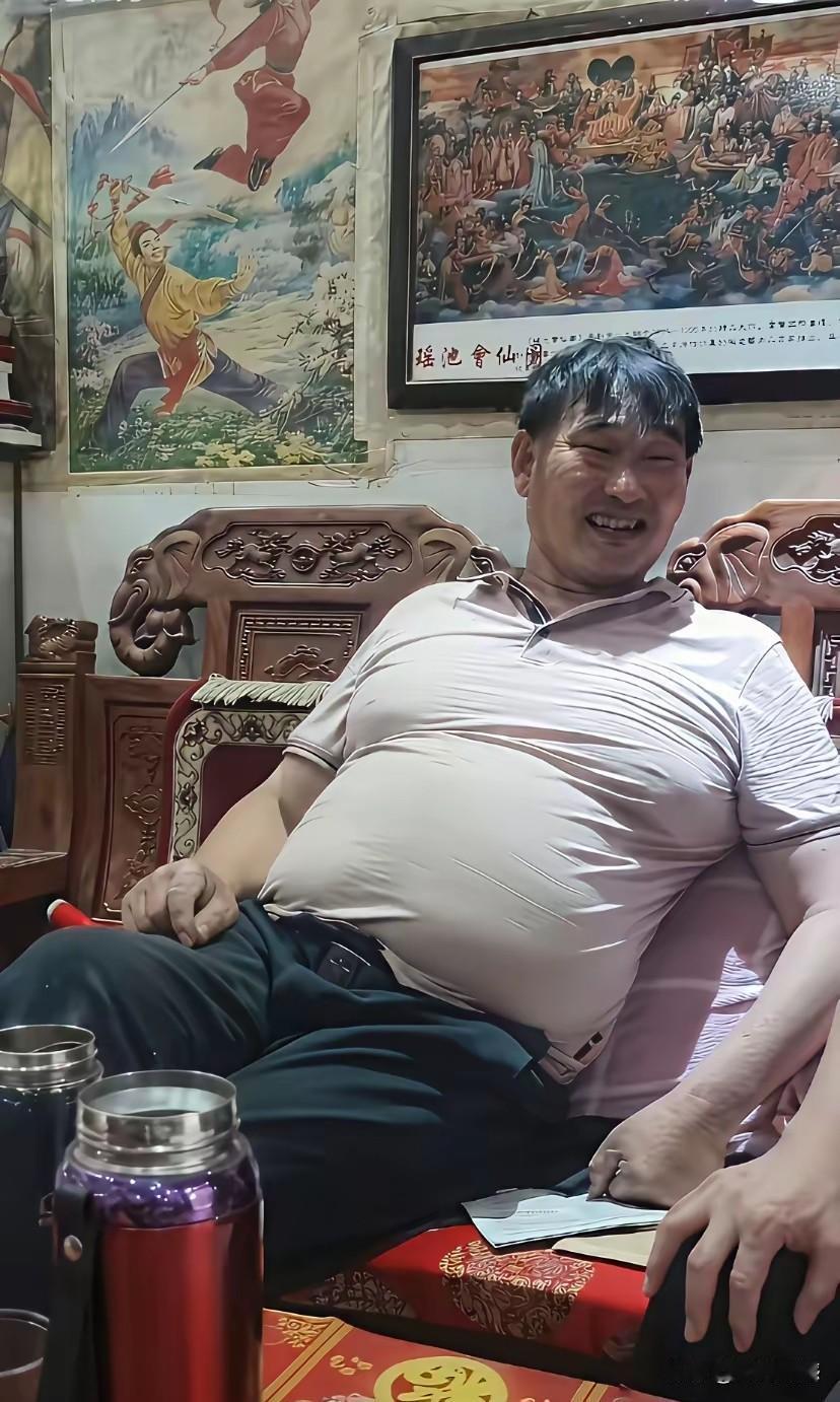 大衣哥心宽体胖，看起来非常的富态，大衣哥身上有一种最难得的品质，就是非常厚道实在