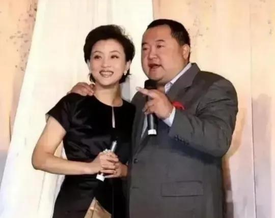 1994年，26岁的杨澜坚持和普通职员丈夫离婚。不久后，转嫁给了体重200斤，身