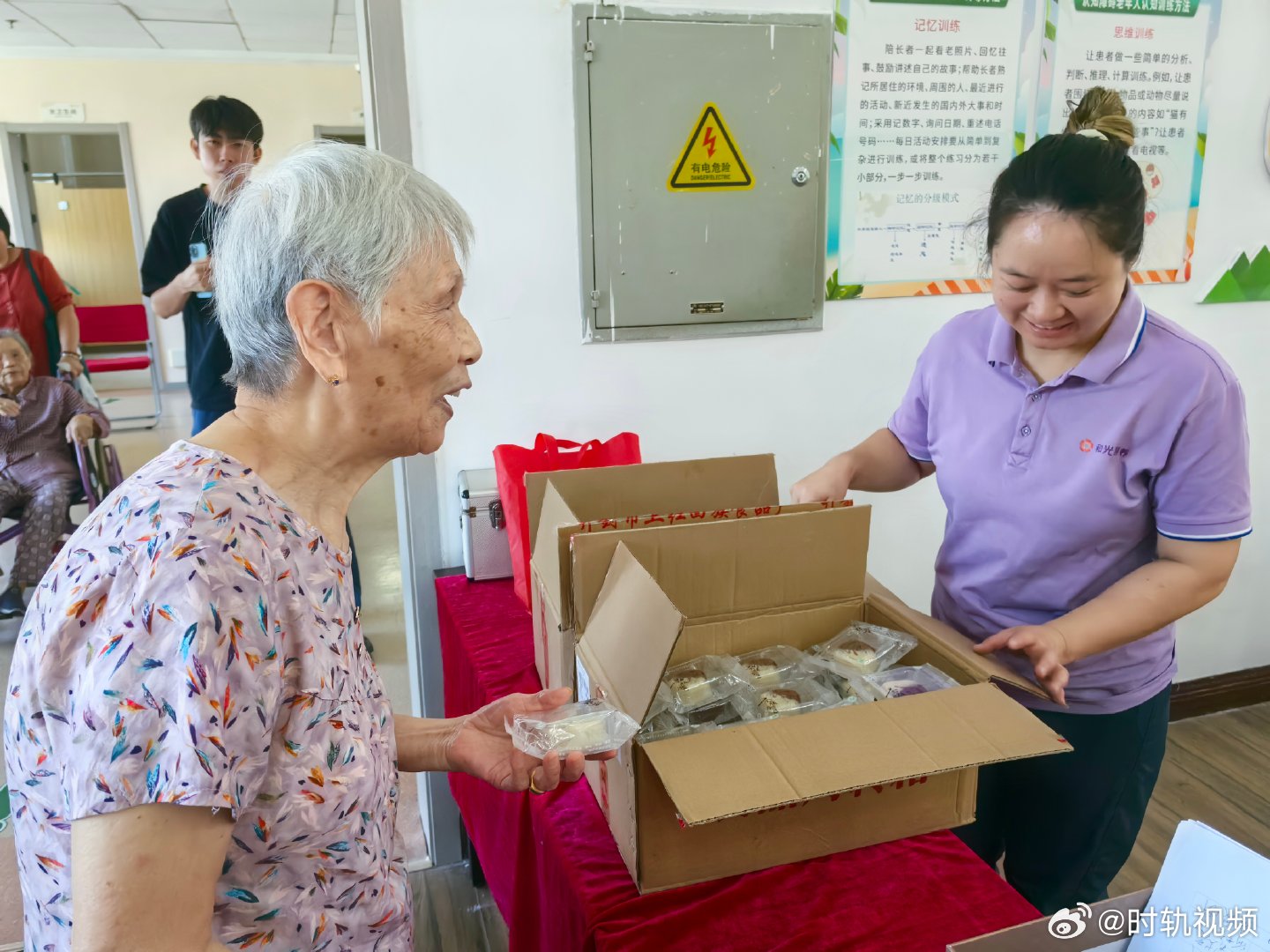 新善宁波服务团公益暖心慰问迎中秋 9月14日，中秋佳节将至，新善宁波服务团汇聚新