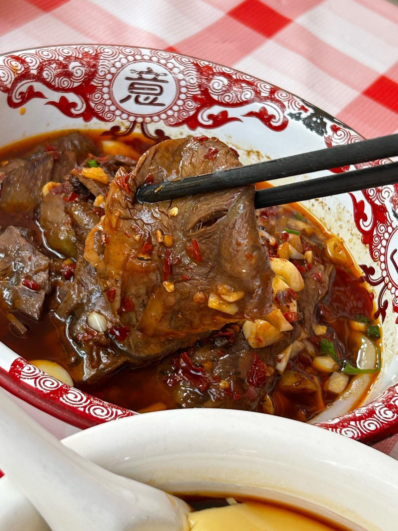 湖南邵阳武冈美味，八大碗值得吃！
武冈八大碗餐厅
美食推荐：
1、大味羊肉、糯米