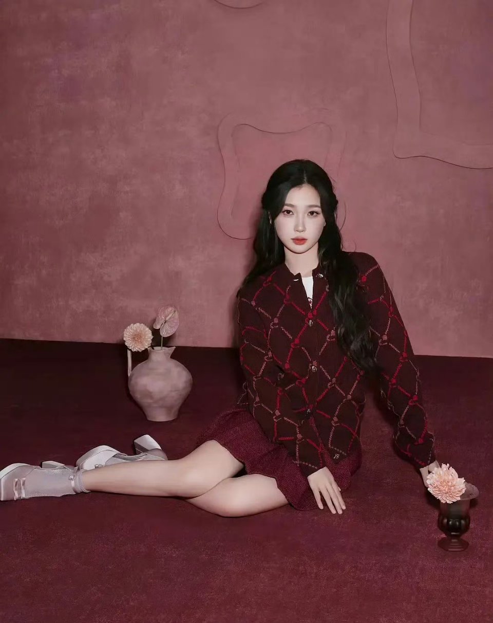 虞书欣也跪地上拍了，鱼香肉丝又磕到了，这是什么活力美少女，颜值又提升了一个高度。