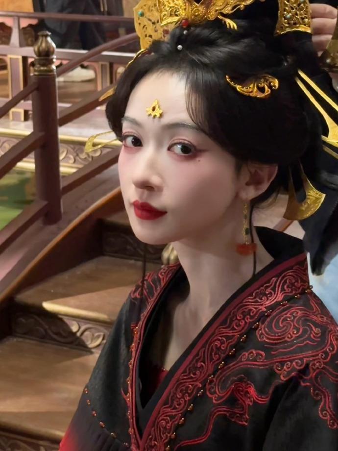 吴谨言哪里来的大侠吴谨言吊威亚上哪去 吴谨言这是哪里来的大侠呀，吊威亚准备上哪去