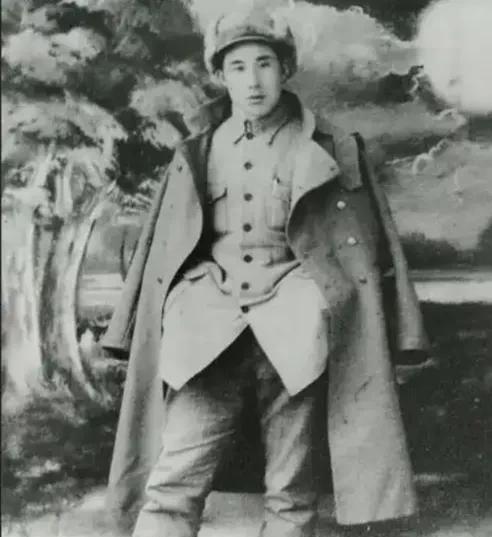 1949年，老红军李厚坤带着妻儿前往福建赴任，车辆行至浙东一处偏僻山坳，突然遭到