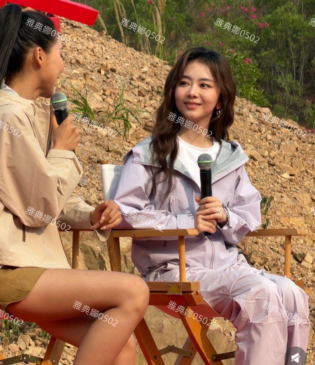 谭松韵本人跟银幕上差距很大，个子好矮小小一只，真人并不年轻! 