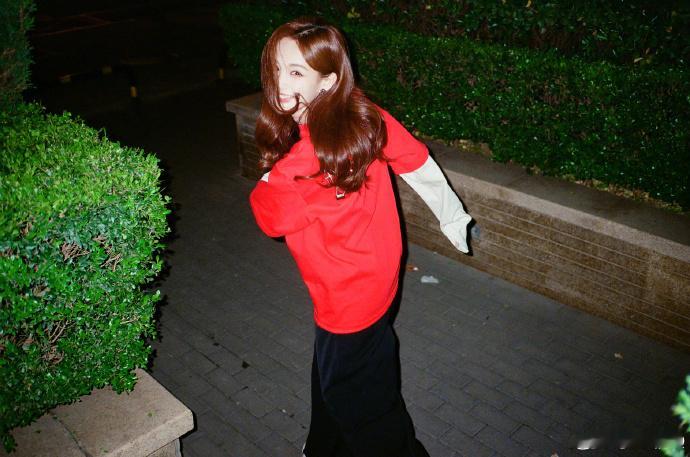 李一桐三秒出神图  李一桐三秒出神图真的是太美了吧，咱们的姐真的是随随便便就能够