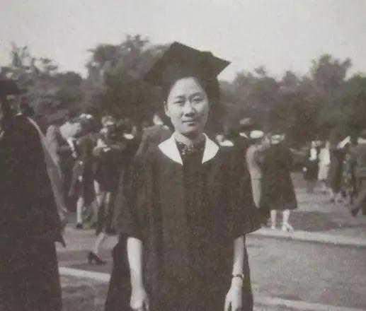 1932年，钱钟书追求燕大校花赵萝蕤，赵萝蕤根本没看上，而是喜欢当时一文不名的穷