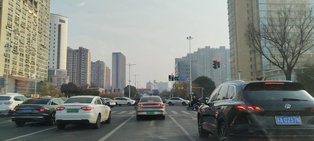 城市繁华路，车影匆匆过。南京市鼓楼区街景。