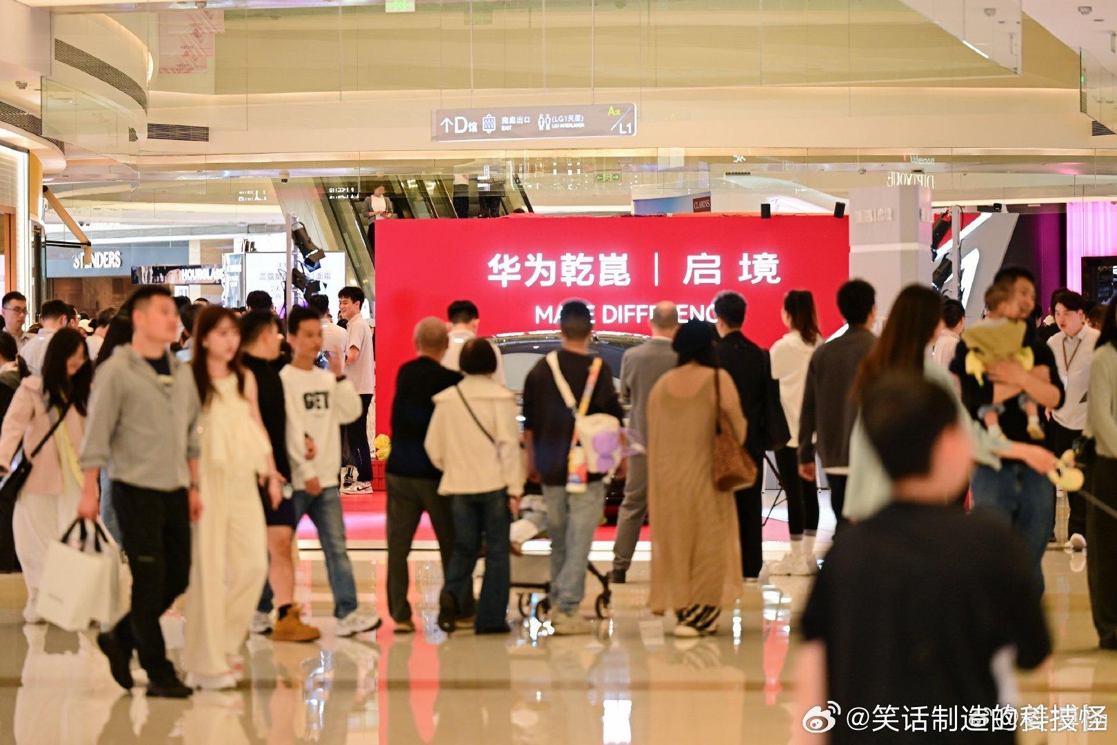 启境GT7全国巡展来了 五一商圈的人是真的多，走几步就能感受到假期热度。逛的时候