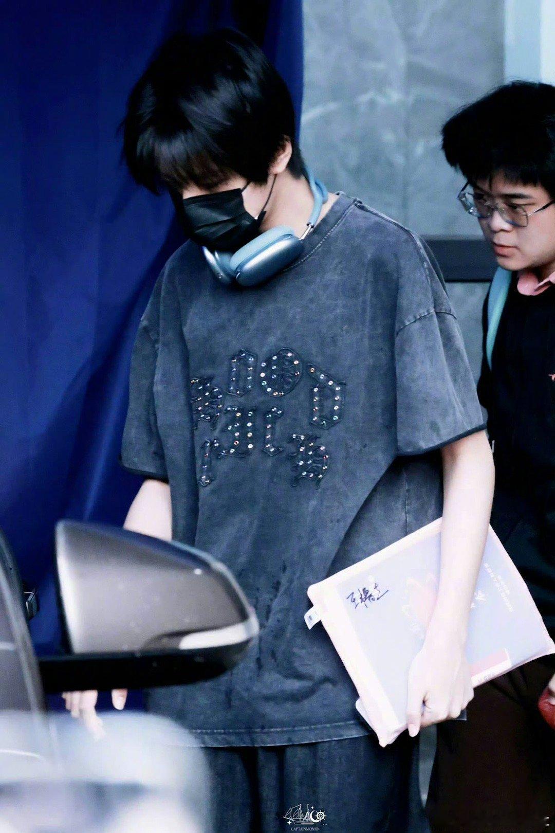 王橹杰拿剧本上班，一整个期待你的新作品啦～ 