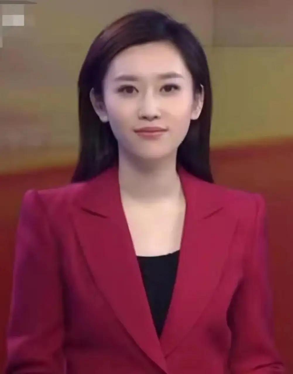 央视主持人中王音棋的气质真的是太好了，她穿西装端坐在镜头前的模样，优雅端庄，美丽