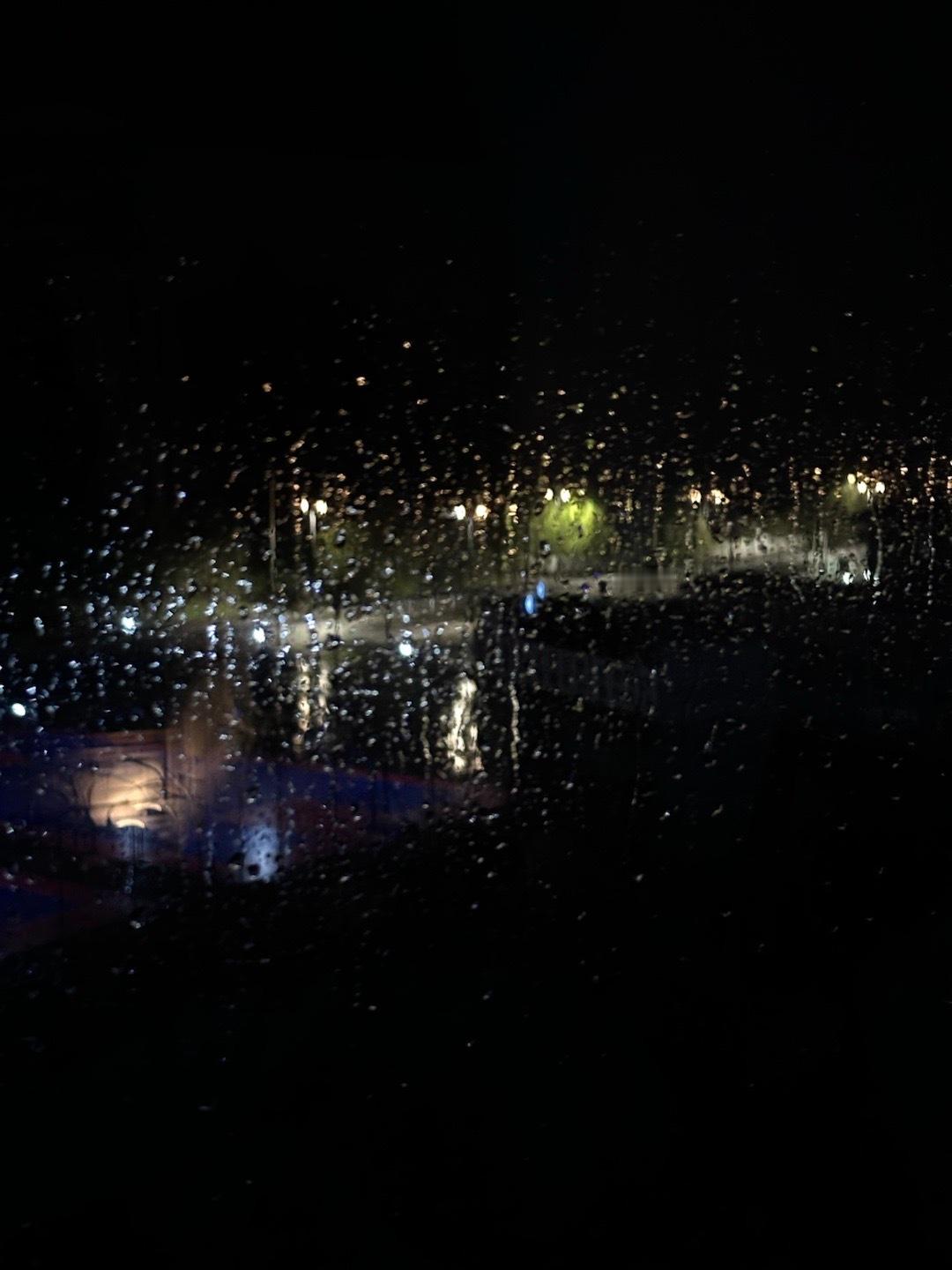 在这个世界上 尊重与爱都是不能强求的 如果一个人本身条件不足以得到他人的爱或尊重