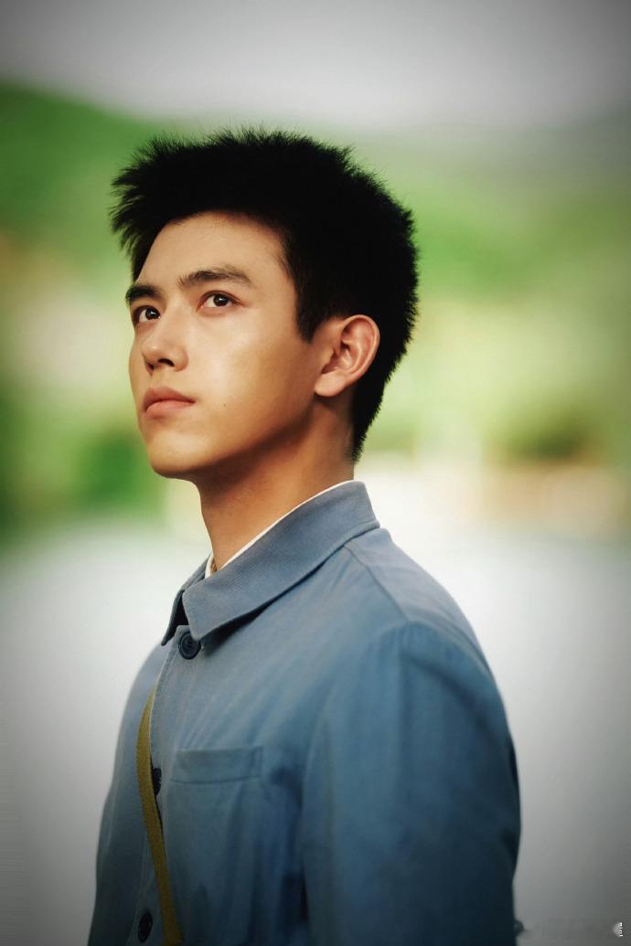 七十年代又争又抢的男主来了 七十年代的故事里，这个又争又抢的男主就像一颗神秘的星