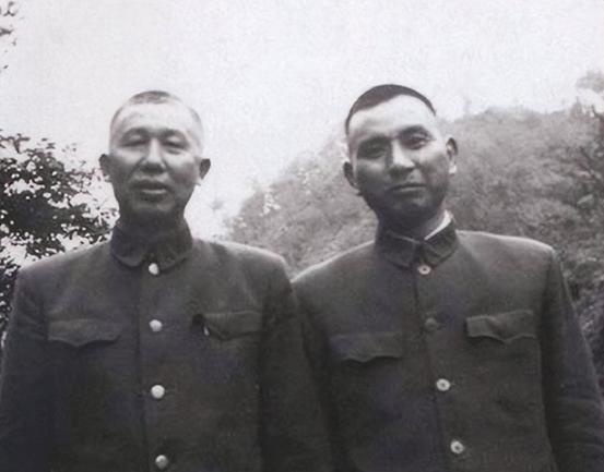 他比其他上将行政等级低一级，有资历，有职务，问题出在哪里？
“1965年1月的这