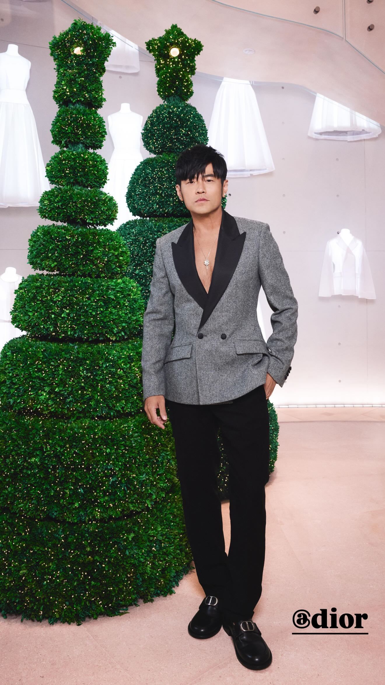 杰伦分享DIOR活动帅照 