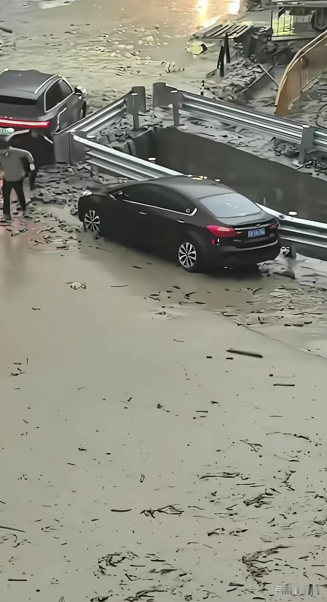 对车辆性能不要盲目自信，泸定县一高速出口匝道突发泥石流，两车强行通过时被掩埋！事