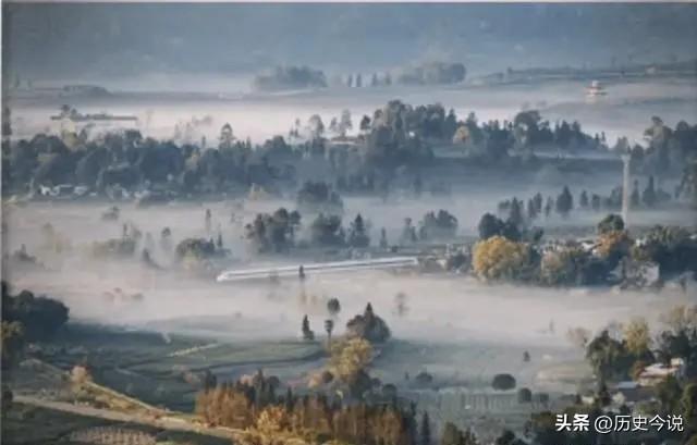 四川小伙无人机拍风景，意外拍出现实版《千里江山图》，高铁破雾美上人民日报
 
阅