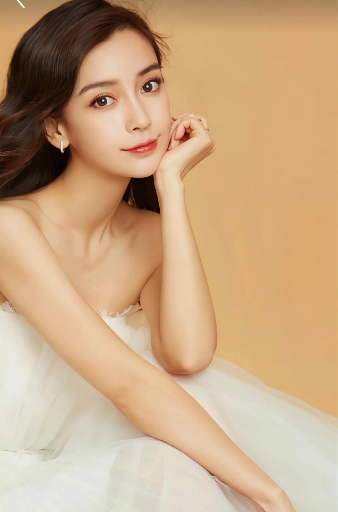 Angelababy这次上热搜，还真不是因为什么新戏官宣。

8月5号，一组机场