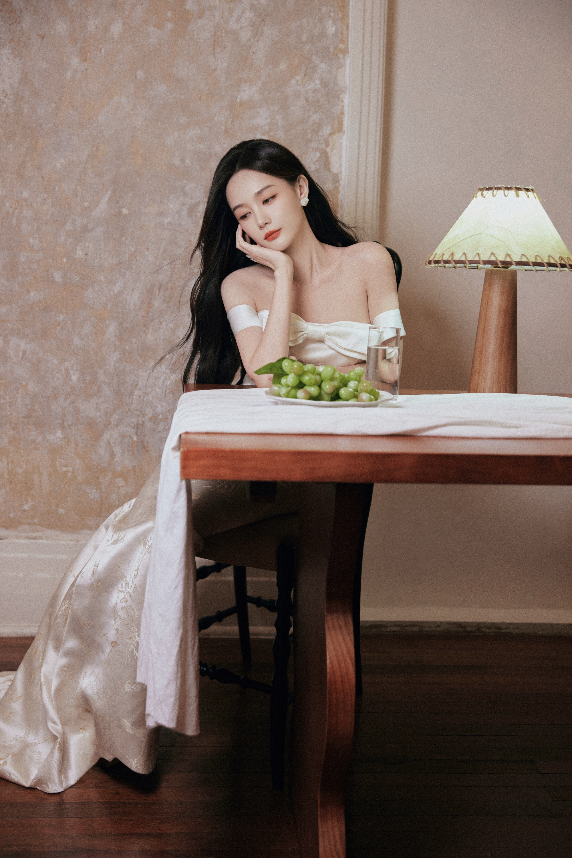 李一桐白色抹胸裙：山水花鸟嬉戏云间，以蝴蝶为引勾勒细致轮廓。李一桐