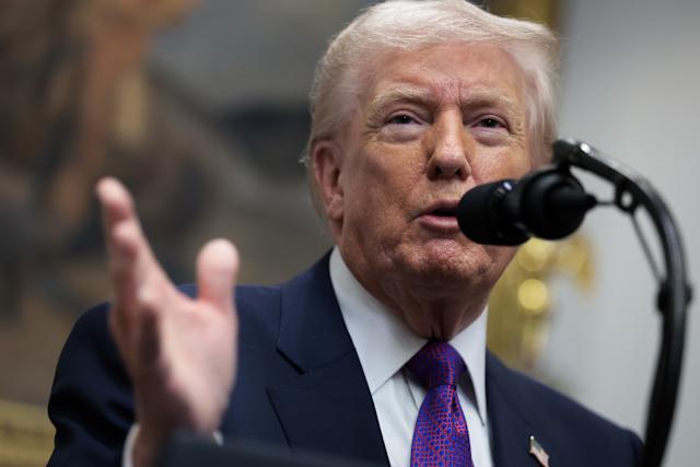 特朗普因白宫发布涉嫌种族主义的将奥巴马夫妇描绘成猿猴的视频而耿耿于怀。他私下抱怨