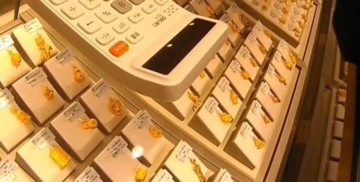 【老人狂买26万金条店员暗中报警】近日，江苏扬州。一老人进入金店购买金条，可他不