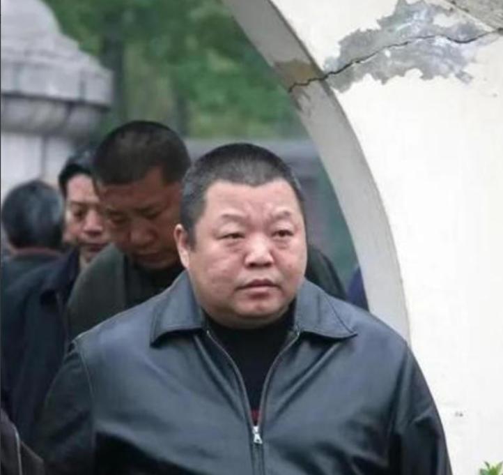 54岁的臧天朔，在死前半年，把2000万的家底和所有值钱的手表、金链子，全砸进了