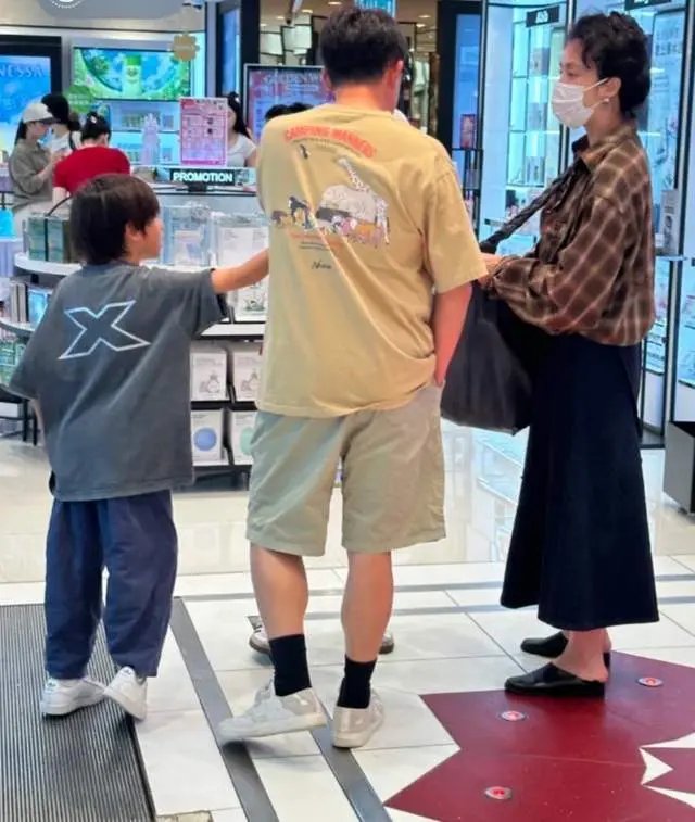 53岁黄磊国庆和家人香港度假，瘦了背影看着像35，孙莉发型好老气！ ​​​