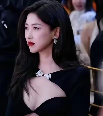 “牢A”吐槽留学圈那些事的热度还没下去，居然把朱珠早年的留学旧照给炸出来了！本来