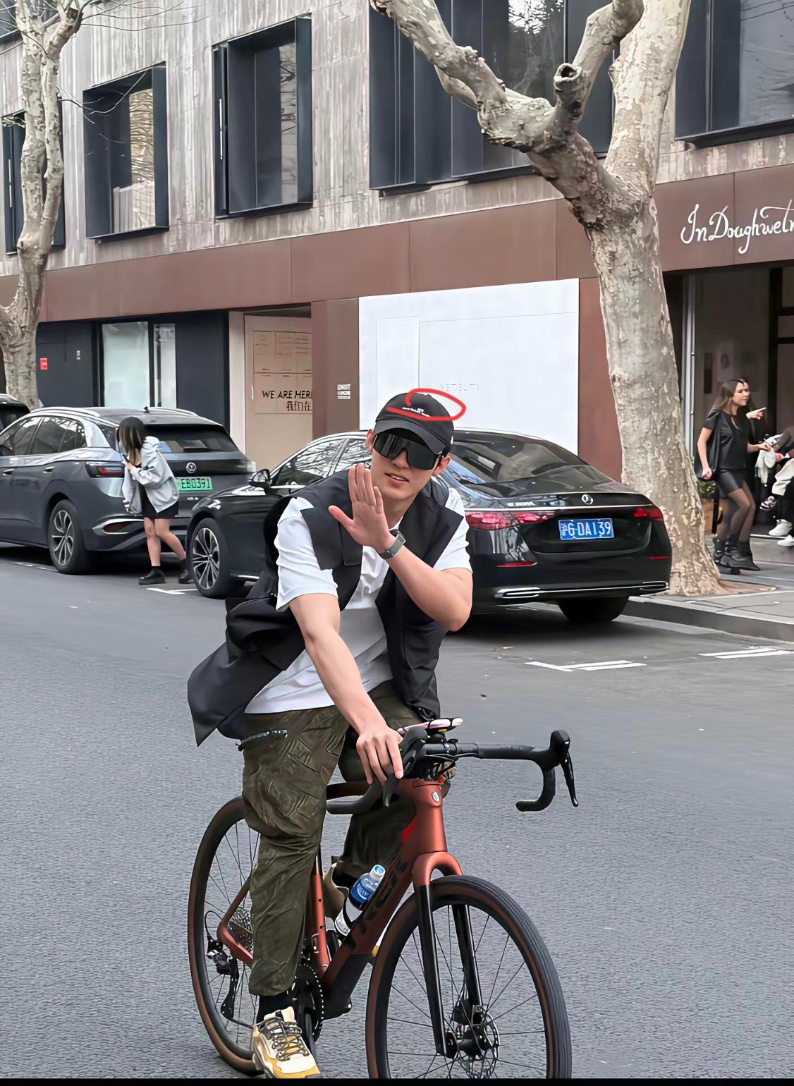 黄景瑜戴的帽子是什么牌子的？