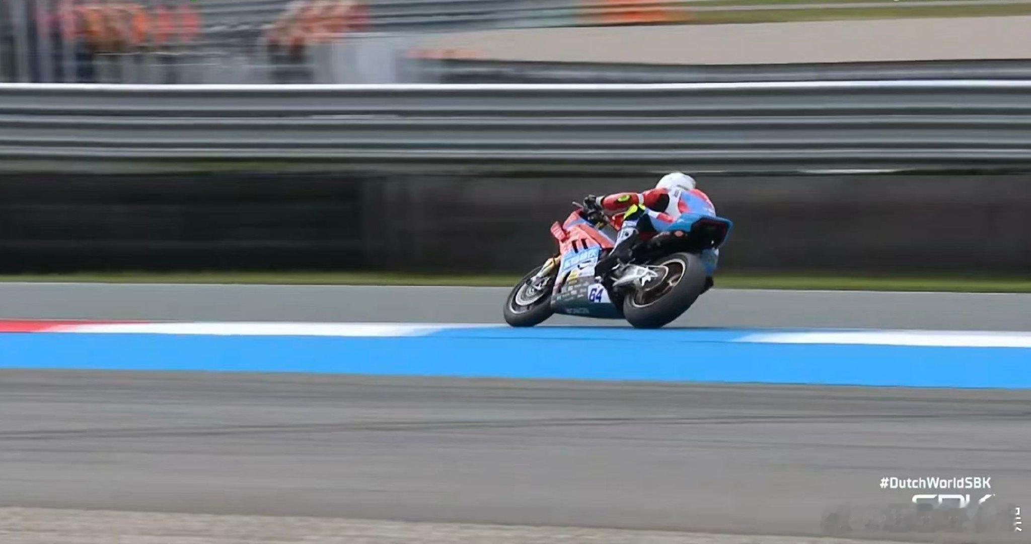 张雪机车迎战地狱阿森赛道18个高速弯，每个弯的进出速度都得精确到个位数。快了冲出