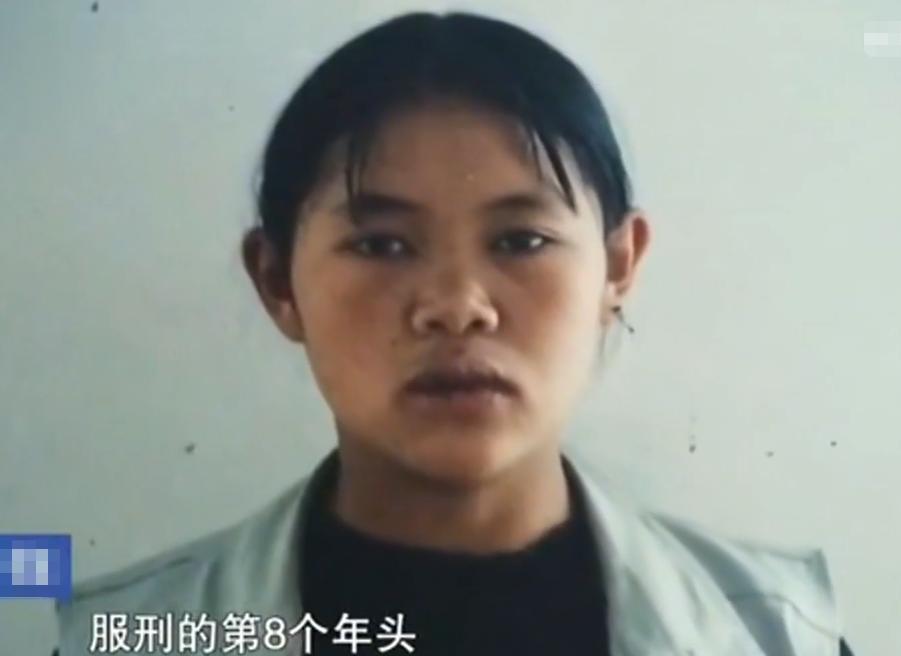 2002年，一17岁女孩儿，双手被铐跪在地上，虽然大声喊冤，但警方无动于衷，十几